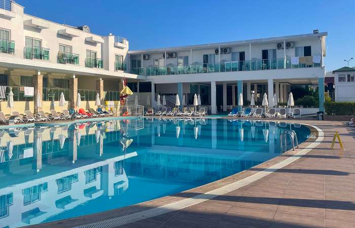 Pool med solstole og parasoller 