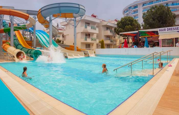 Pool med vandrutsjebaner 