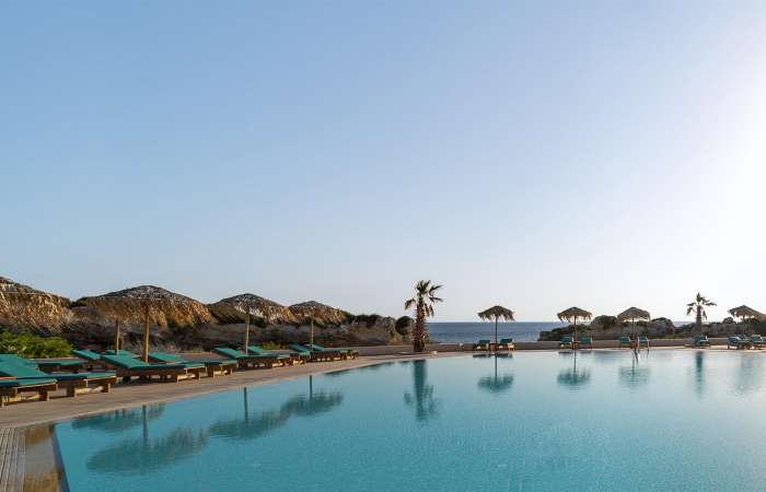 Poolområde med havudsigt 