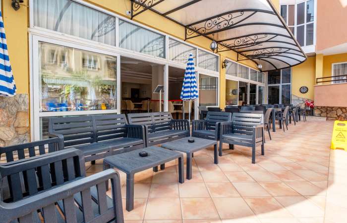 Hyggeligt udendørs caféområde