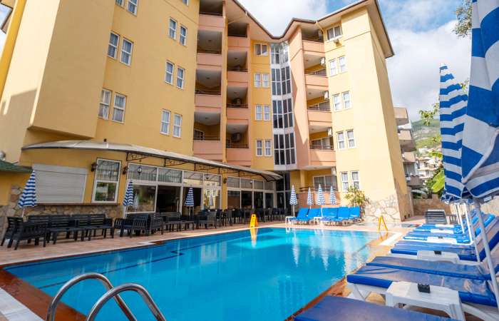 Swimmingpool med liggestole og parasoller