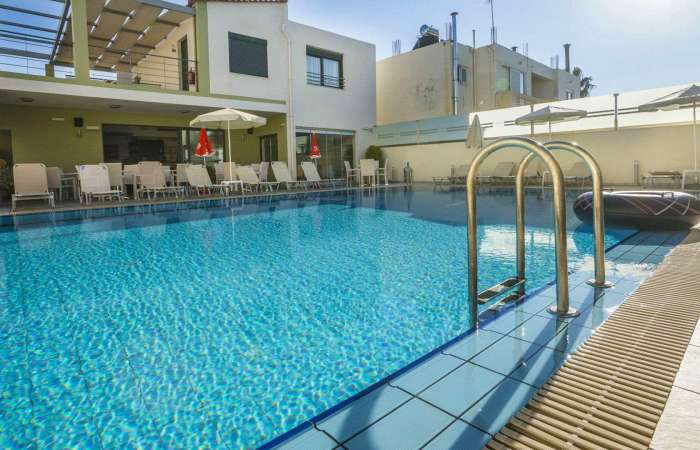 Poolområde på Athina Beach