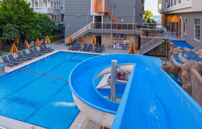 Pool med vandrutsjebane