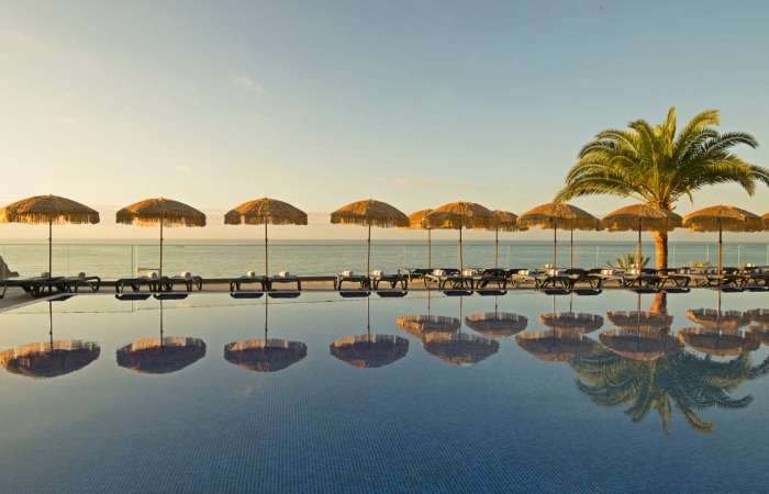 Pool med havudsigt 