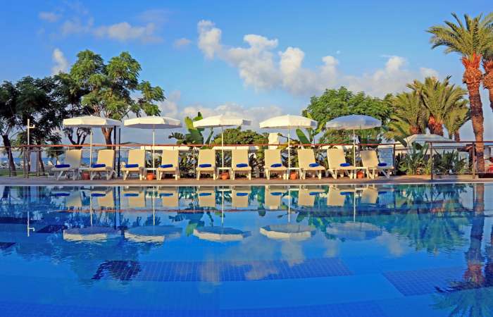 Pool med solsenge