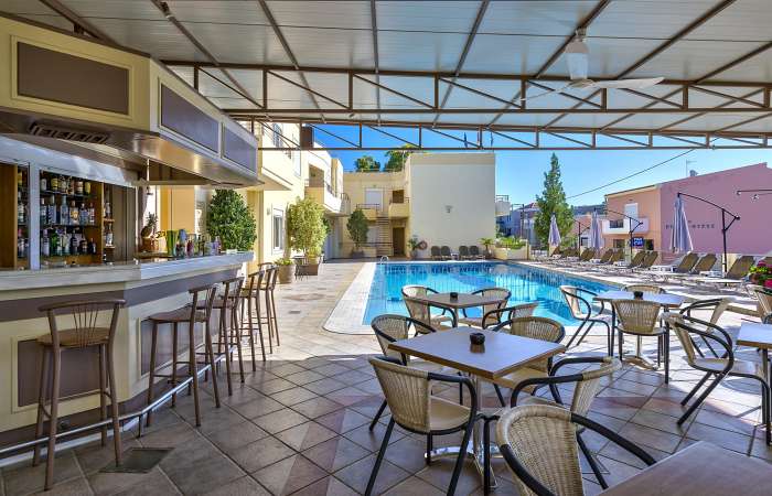 Poolbar og poolområde 